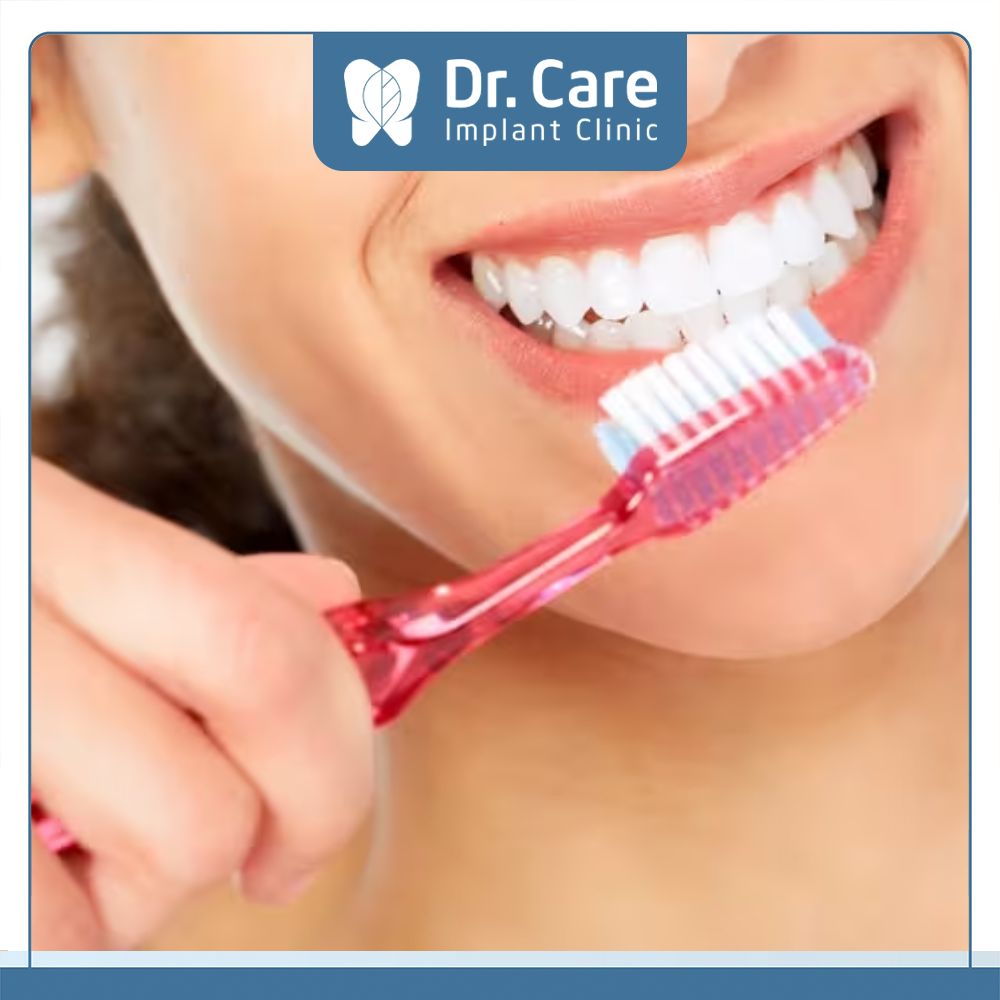 Vệ sinh răng miệng đúng cách để tránh biến chứng sau khi bọc răng sứ